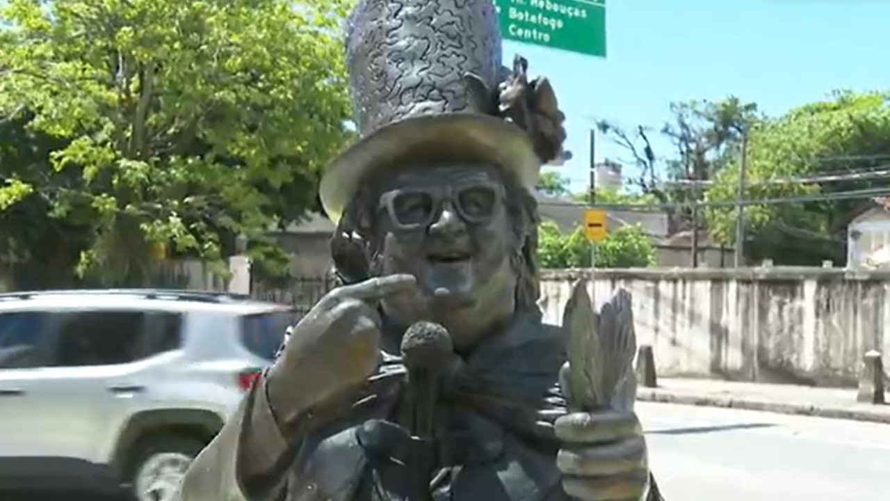 Peça será restaurada após vandalismo em estátua de Chacrinha