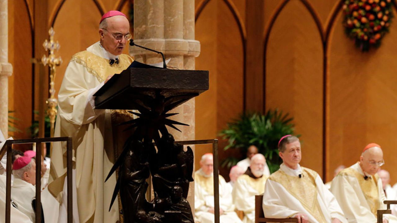 Arcebispo é excomungado pelo Vaticano por negar autoridade papal