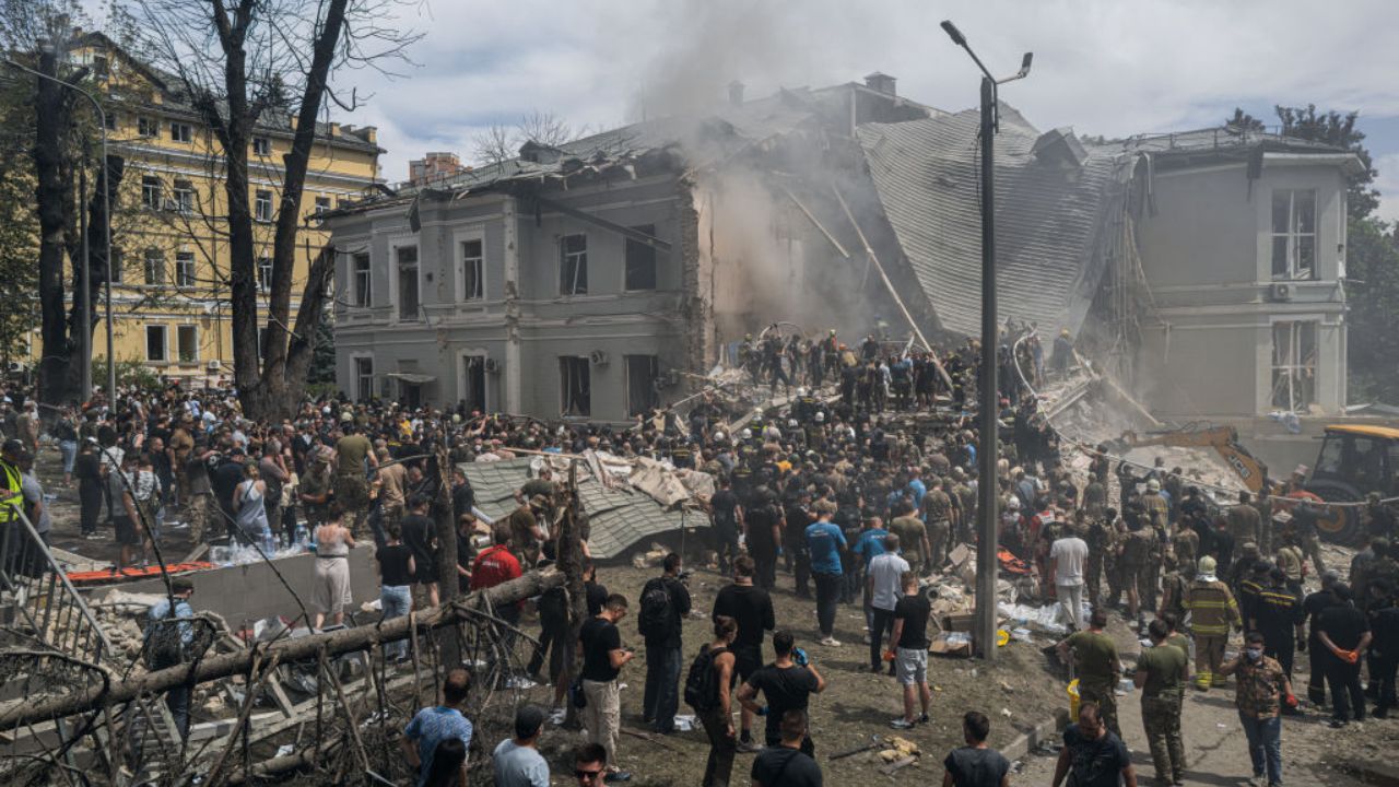 Hospital infantil é atingido por bombardeio russo em Kiev