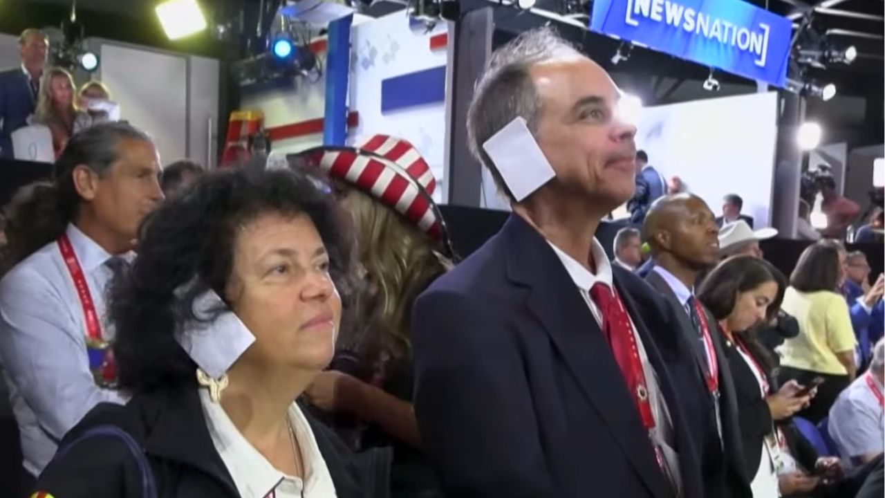 Durante convenção, republicanos usam curativo na orelha em apoio a Donald Trump