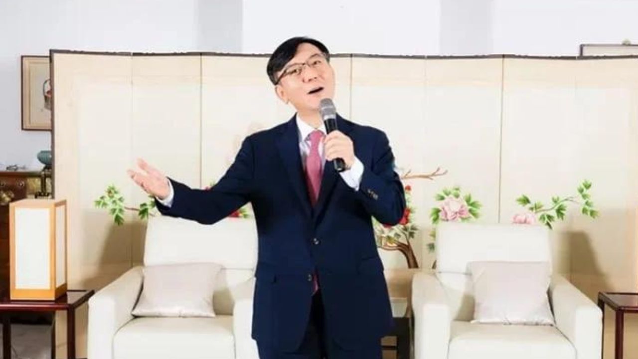 Embaixador sul-coreano que viralizou ao cantar canções brasileiras recebe homenagem