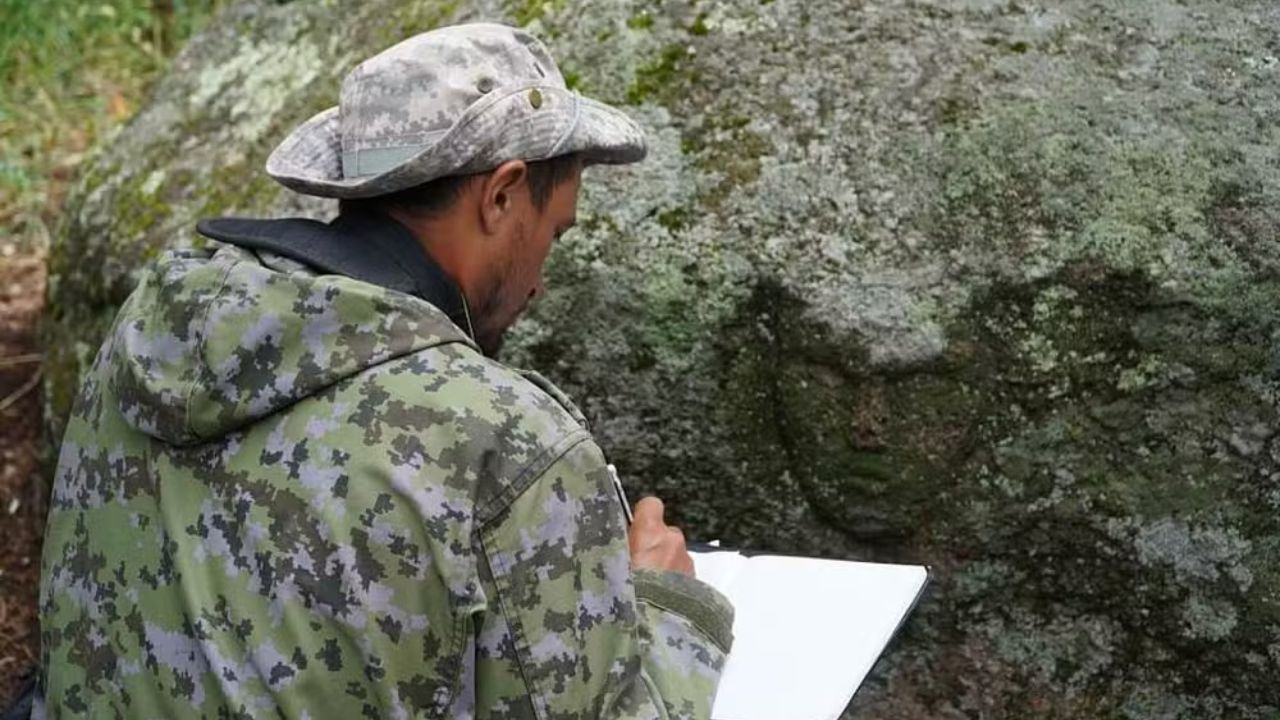 Rocha talhada no formado de um rosto humano é encontrada no Cazaquistão