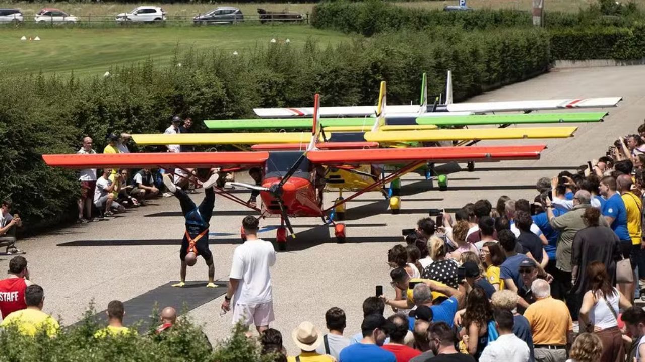 Italiano bate recorde de mais aviões puxados plantando bananeira
