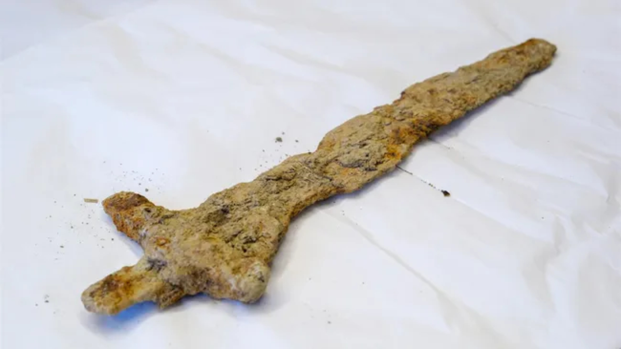 Relembre a descoberta de uma curiosa espada feita há 1.000 anos