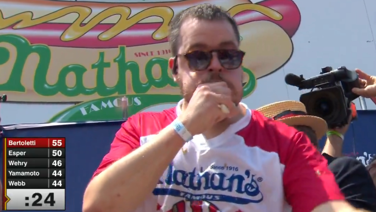 Americano devora 58 hot dogs e ganha competição nos EUA com brasileiro na briga