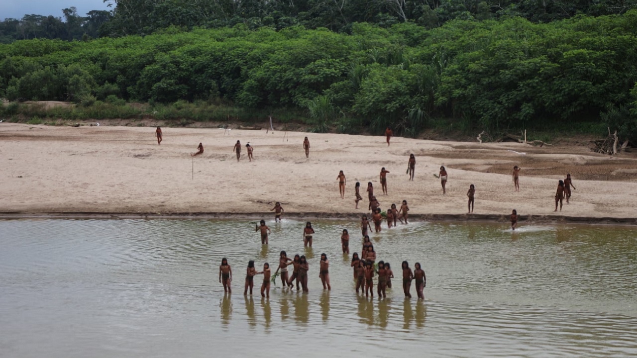 Indígenas que vivem isolados na Amazônia peruana são avistados