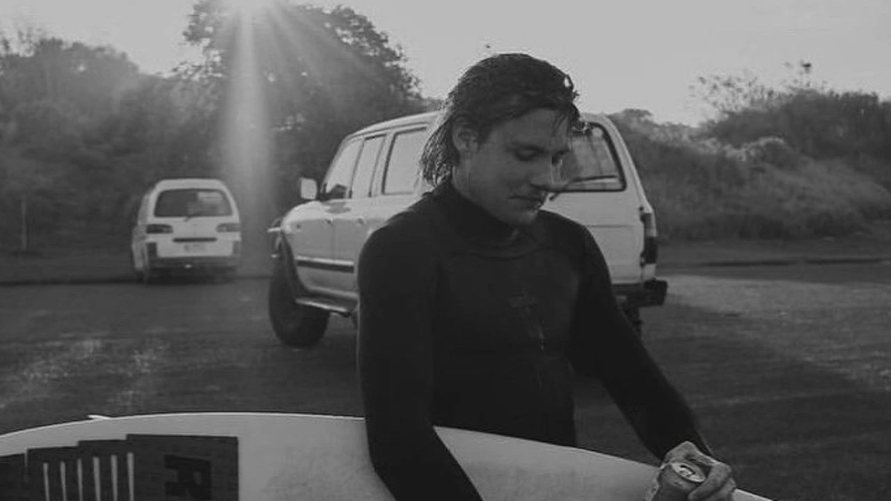 Surfista sobrevive a ataque de tubarão mesmo com a perna decepada