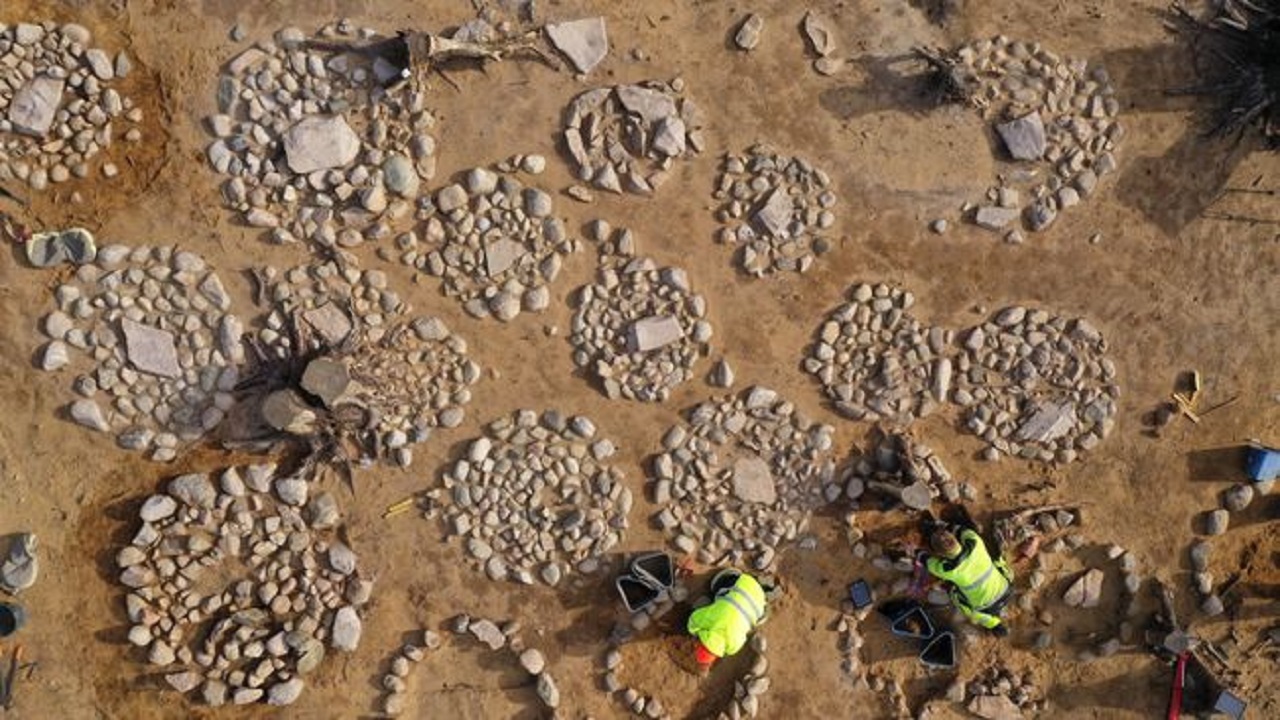 Túmulos de crianças são encontrados sob círculos de pedra no sul da Noruega