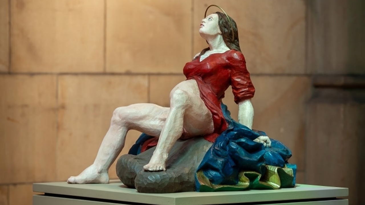 Escultura que mostra Maria durante o parto de Jesus é vandalizada na Áustria