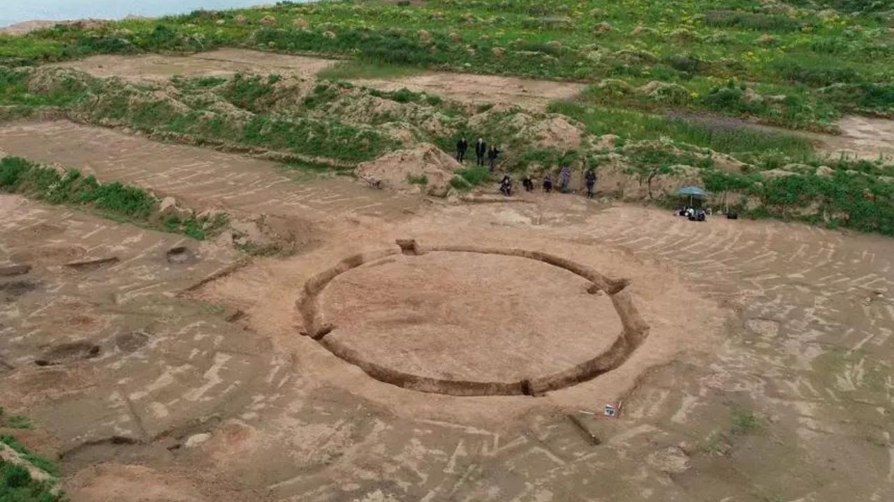Túmulo da Idade do Bronze cercado por sepulturas é descoberto na Alemanha