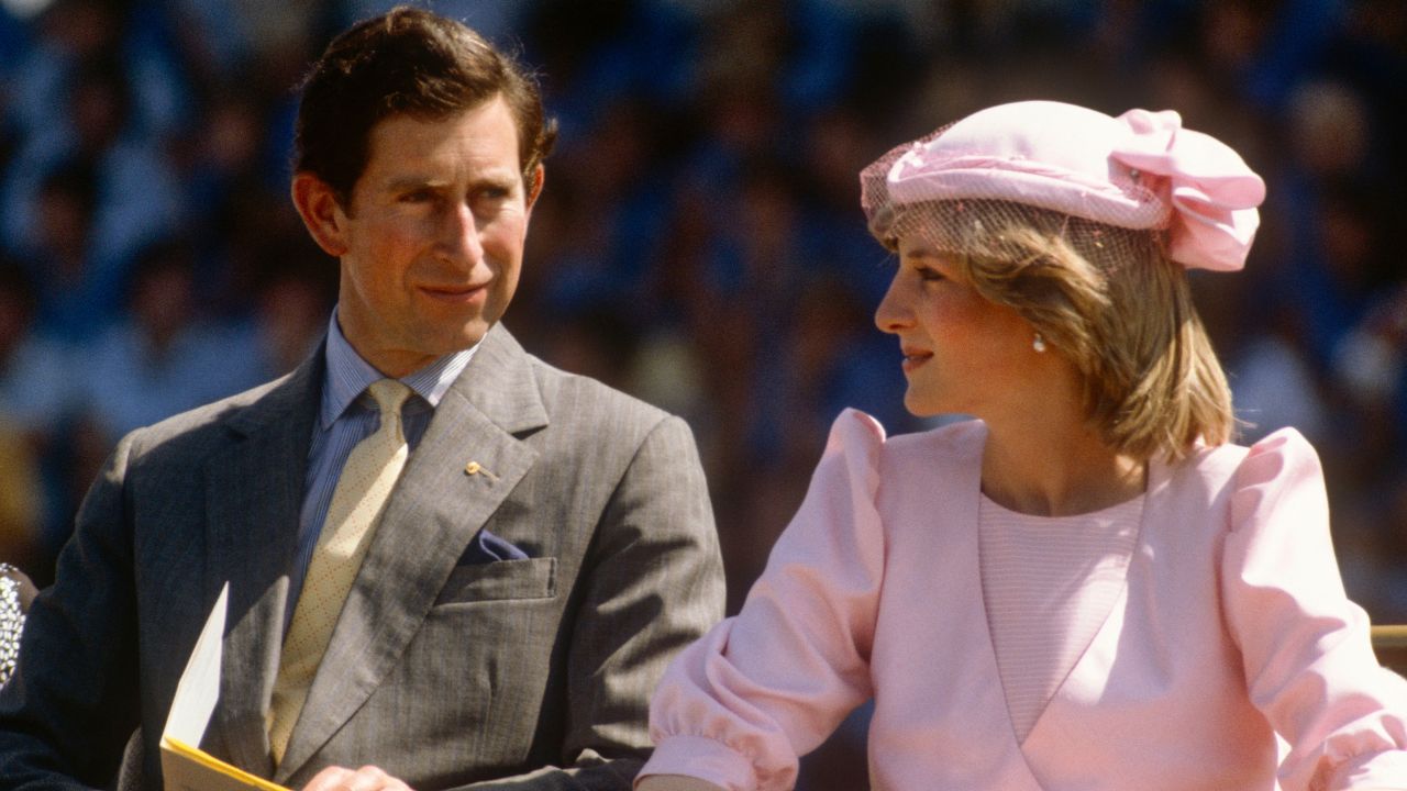 “Meu coração sangra”: Carta de Rei Charles sobre luto por Diana é leiloada por R$ 10 mil