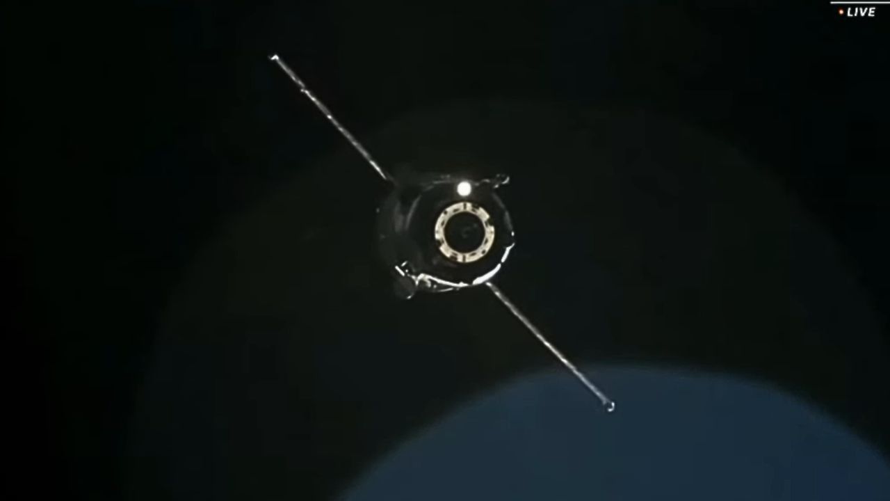 Nave com suprimentos chega à estação para ajudar astronautas ‘presos no espaço’