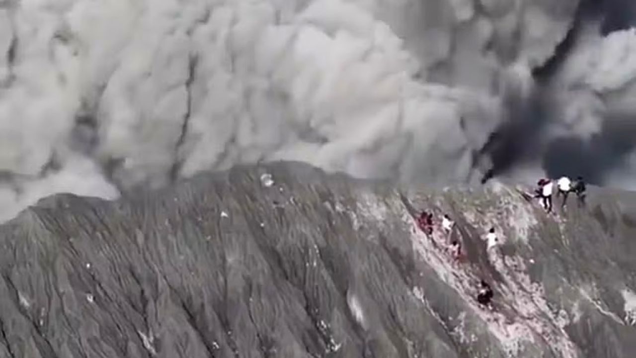 Alpinistas fogem após erupção de vulcão ativo na Indonésia; veja vídeo