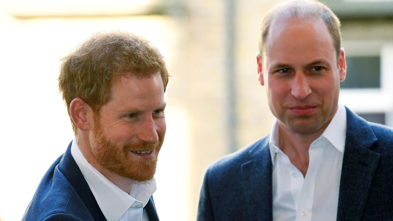 Harry e William mantiveram ‘distância regulamentar’ em enterro do tio, diz fonte