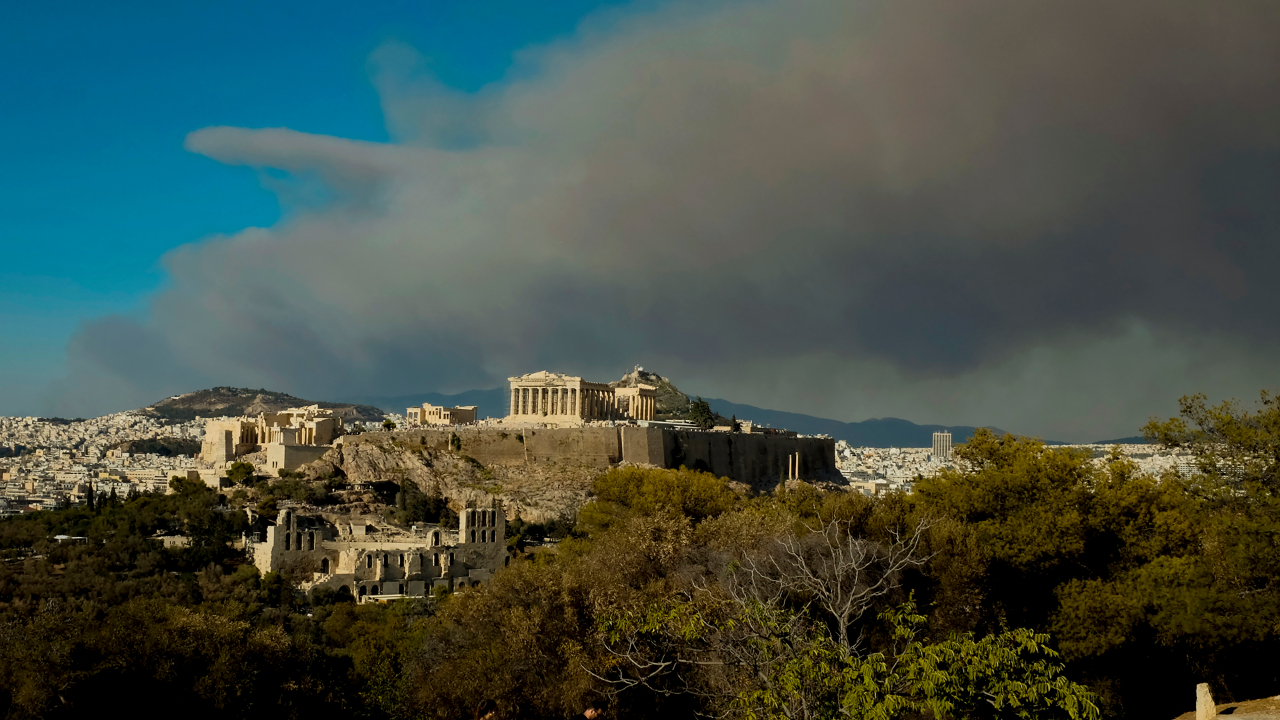 Incêndio florestal escurece o céu em Atenas, na Grécia