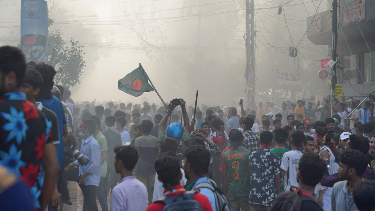 Primeira-ministra da Bangladesh renuncia e foge do país em meio a protestos