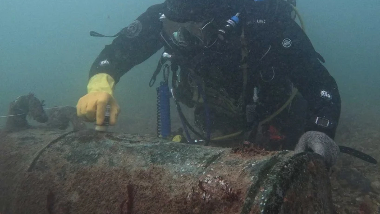 Canhão de navio de guerra histórico é descoberto na Inglaterra