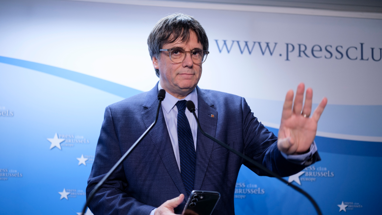 Após 7 anos foragido, separatista catalão discursa em comício e desaparece