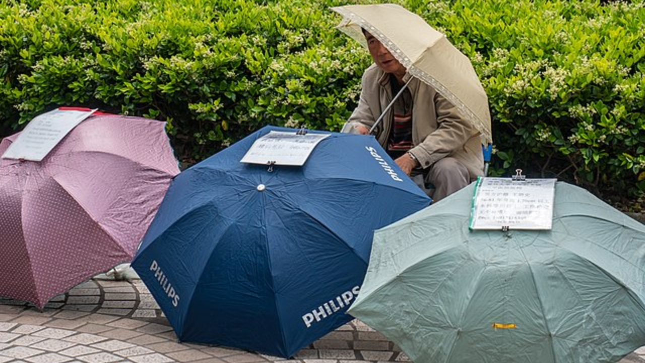 Entenda por que pais anunciam os filhos através de cartazes em praça da China