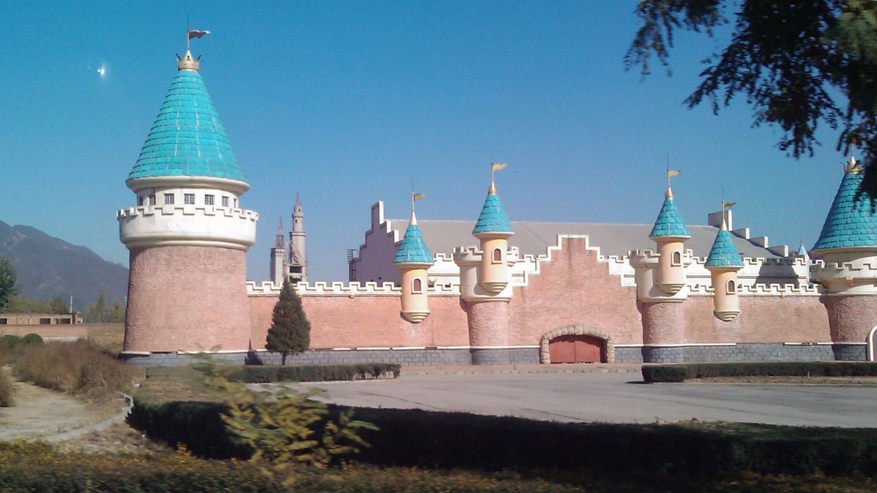 A história por trás do parque abandonado na China que imitava a Disneyland