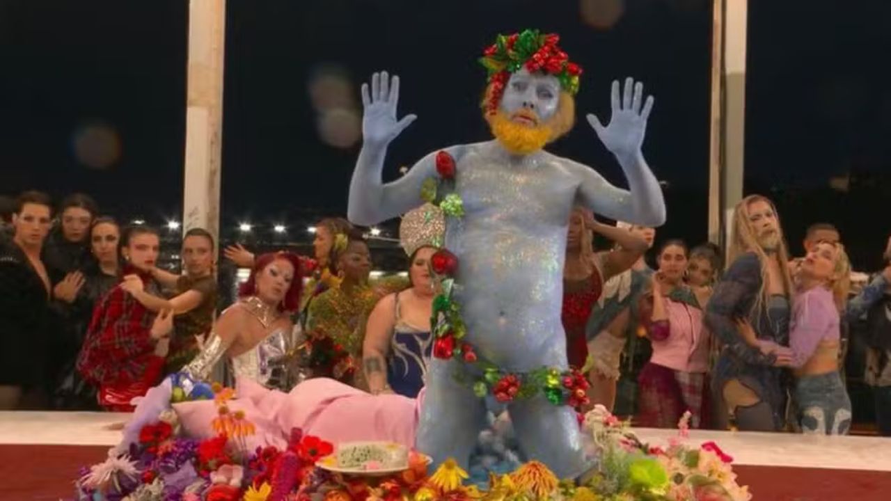 ‘Cantor azul’ gera polêmica ao revelar quanto ganhou por participação na abertura das Olimpíadas