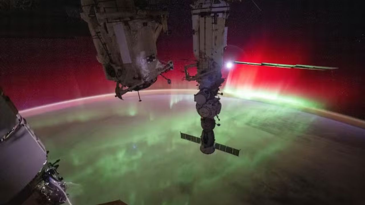 Astronauta da NASA compartilha registro da aurora vista do espaço