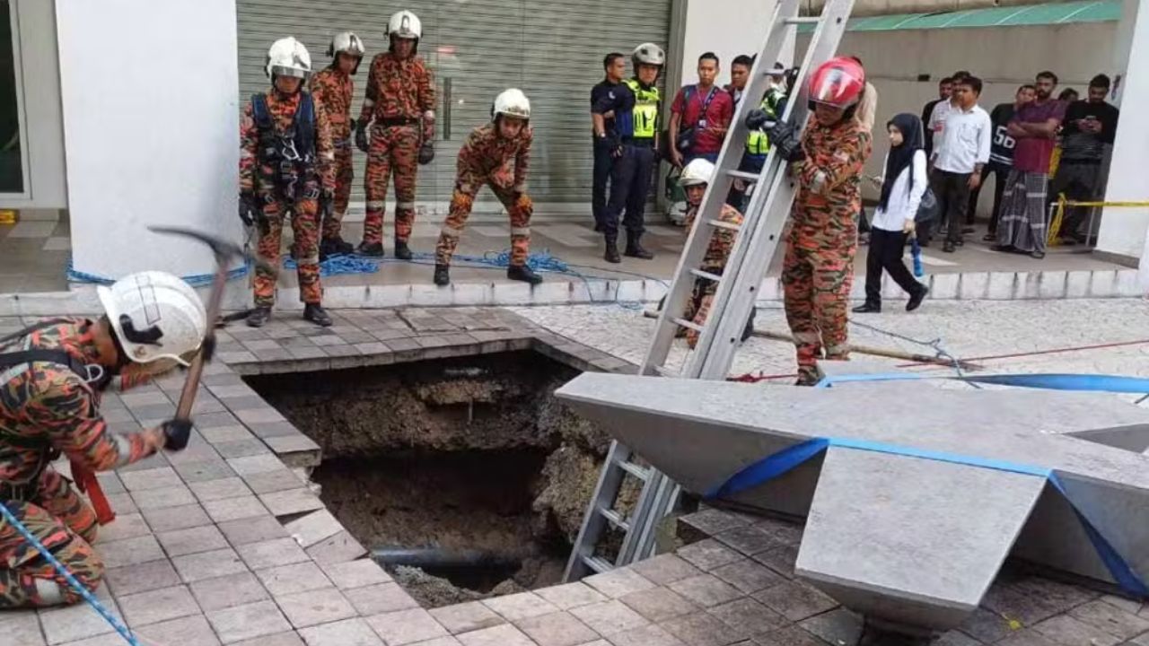 Mulher cai em buraco de 8 metros após calçada desabar na Malásia