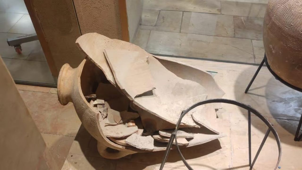 Criança quebra jarro raro de 3500 anos durante visita a museu