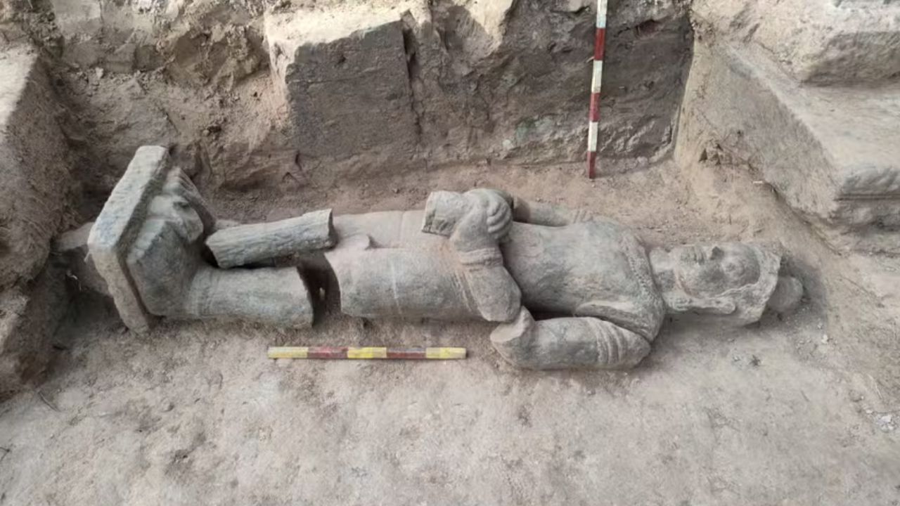 Estátua de antigo templo budista é encontrada no Camboja