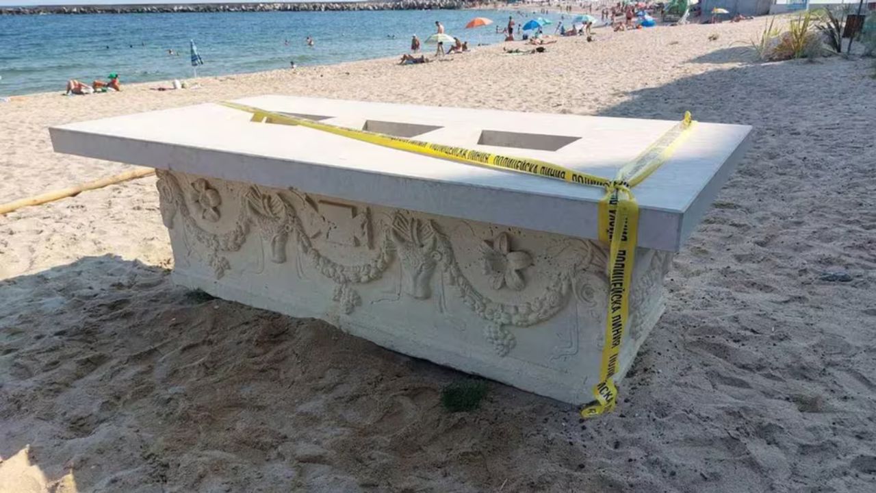 Mesa usada para servir drinks em praia é um sarcófago romano de 1.700 anos