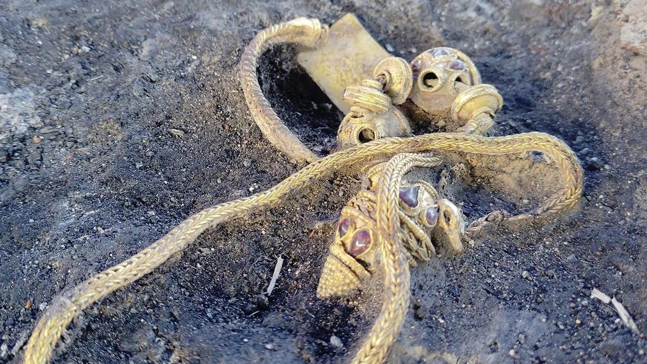 Artefatos de ouro são encontrados em tumba de guerreiro trácio na Bulgária