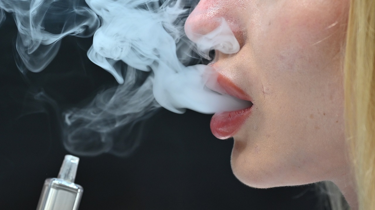 Novo estudo encontra substância estimulante em cigarros eletrônicos