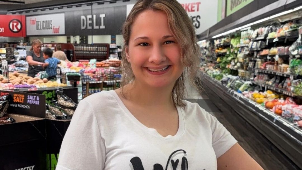 Gypsy Rose ignora vazamento de fotos do assassinato da mãe nas redes sociais