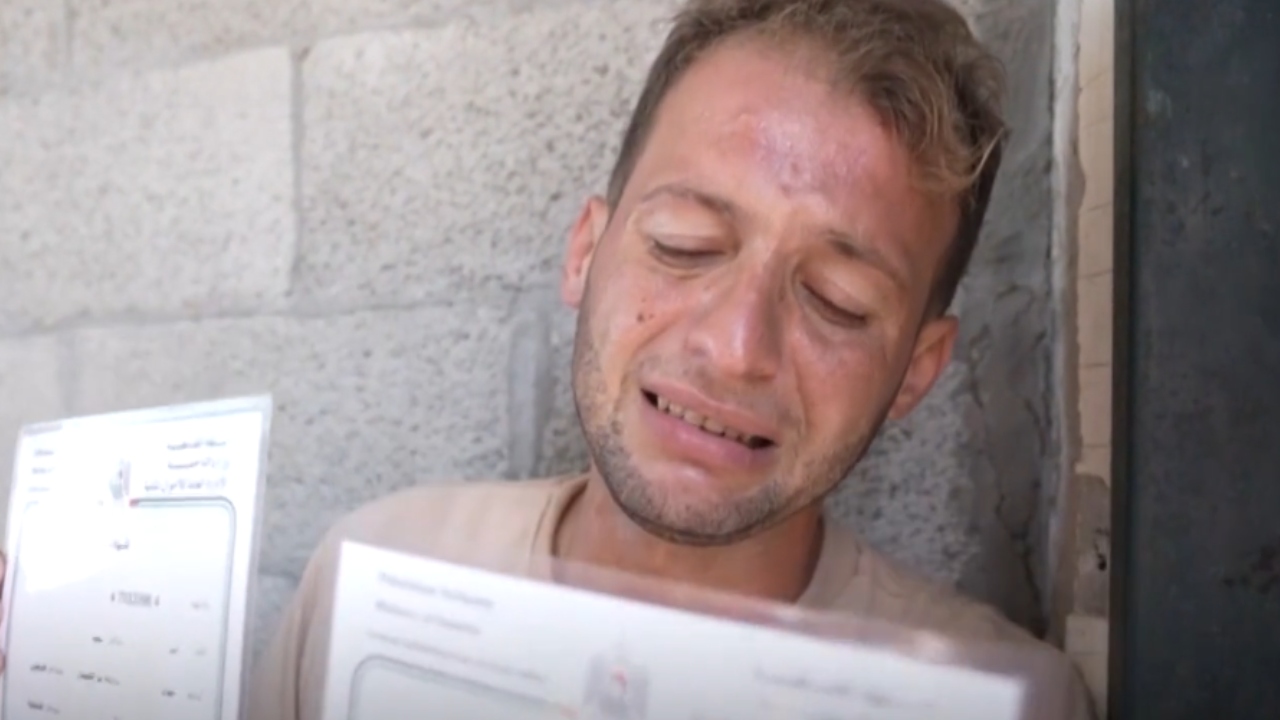 Vídeo: Pai descobre que bebês gêmeos e a esposa foram mortos durante bombardeio em Gaza
