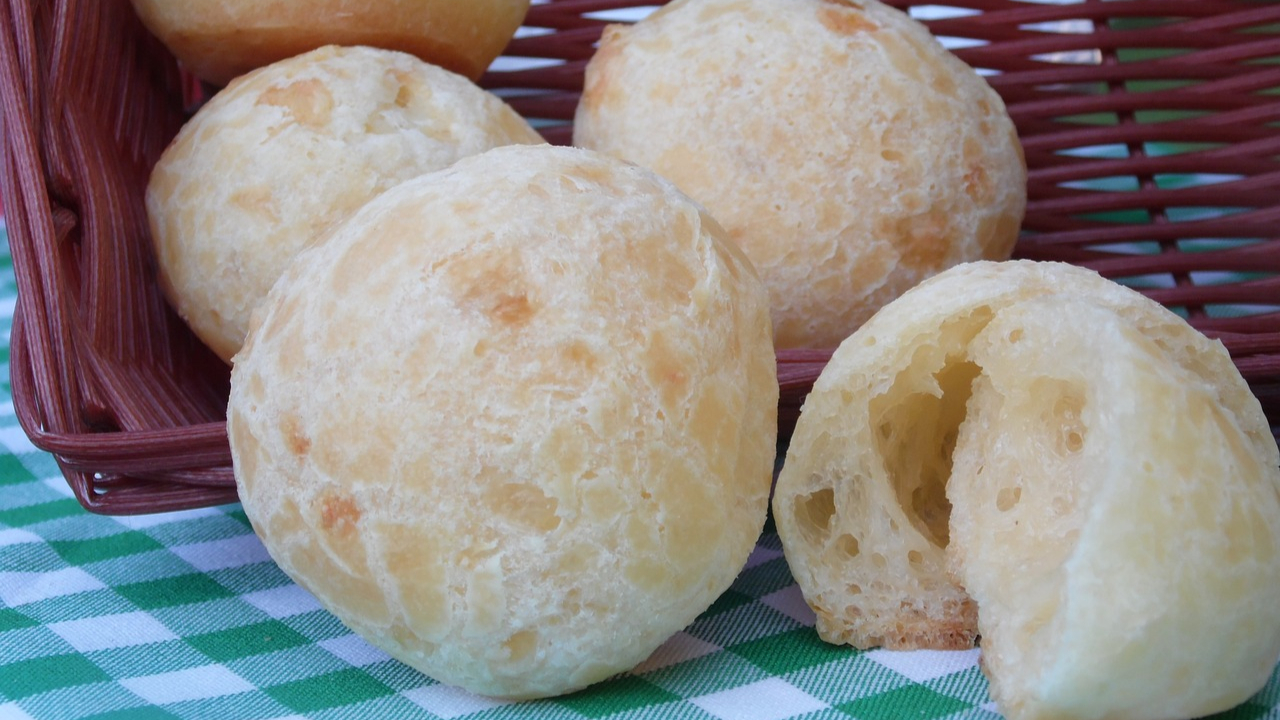 Pão de queijo: Entenda as origens do alimento que faz sucesso no Brasil