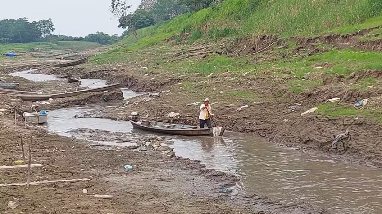 Rio Solimões enfrenta seca histórica e nível da água atinge mínimo inédito