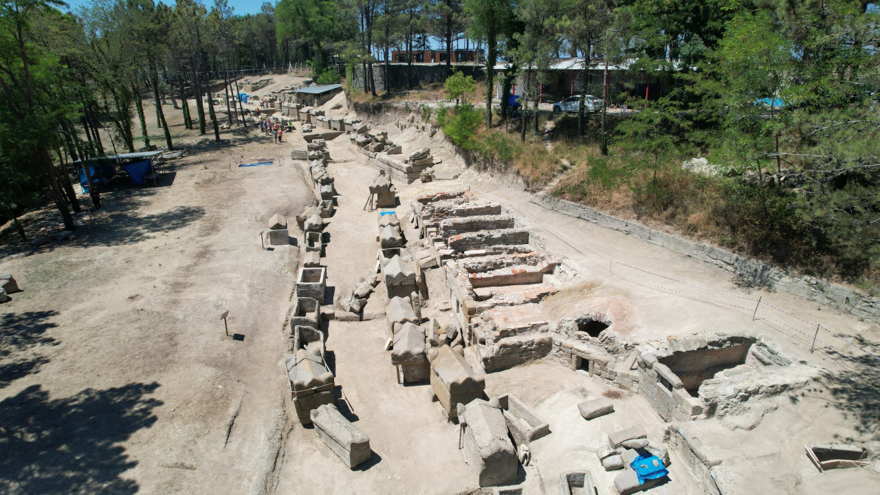 ‘Avenida’ de sarcófagos é descoberta em antiga necrópole romana na Turquia