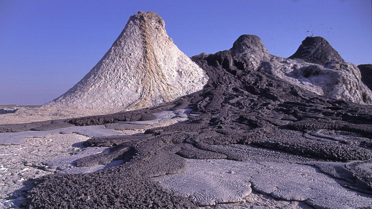Nova pesquisa revela vulcão instável de lava negra e intriga cientistas
