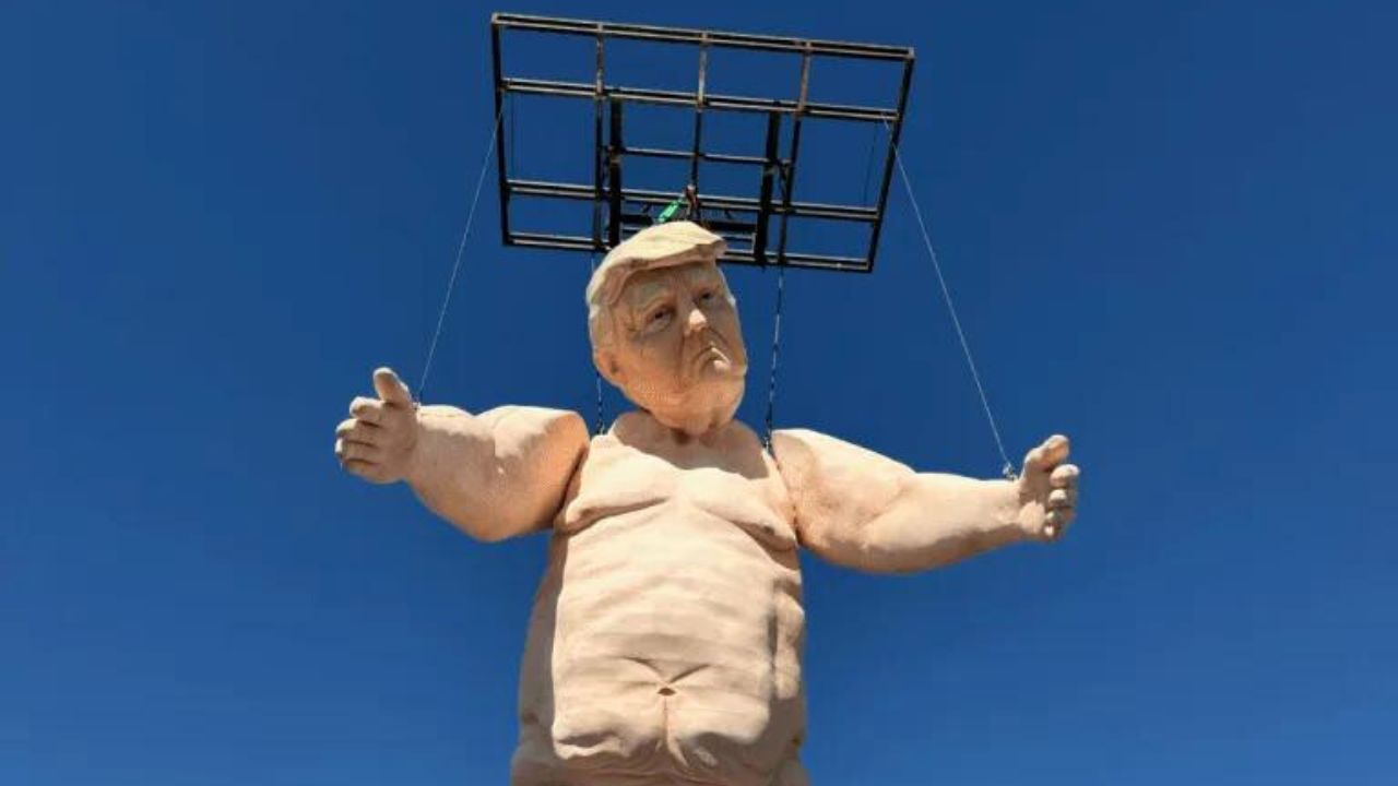 Estátua de 13 metros de altura de Trump pelado é inaugurada em Las Vegas