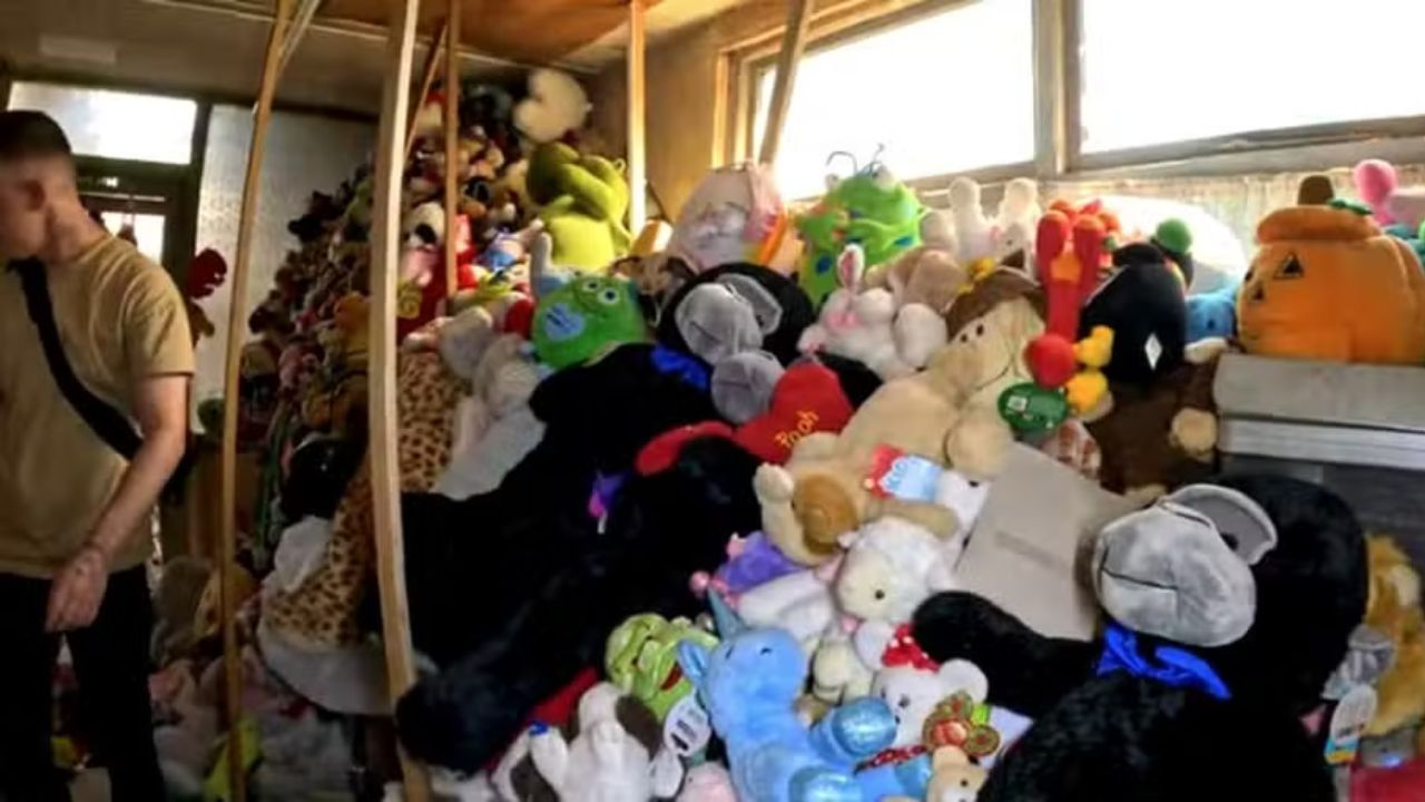 Casa abandonada com 10 mil bichos de pelúcia é descoberta na Inglaterra