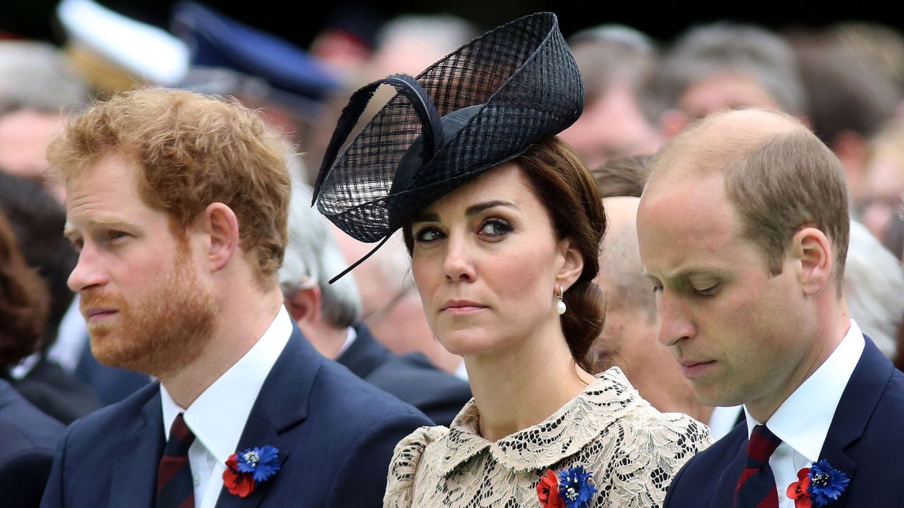 Kate Middleton teria convencido William a postar mensagem de aniversário para Harry, diz biógrafa