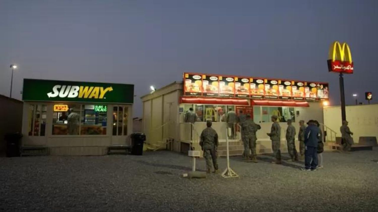 Por que os EUA tinham redes de fast food em bases militares durante as guerras?