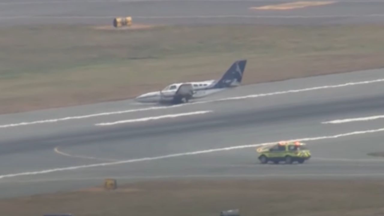 Avião realiza pouso de emergência com apenas uma roda