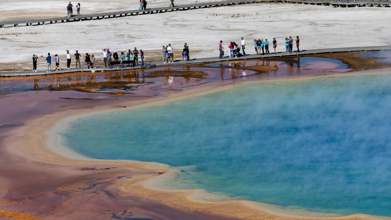 Mulher sofre queimaduras graves ao cair em poço de água termal em Yellowstone