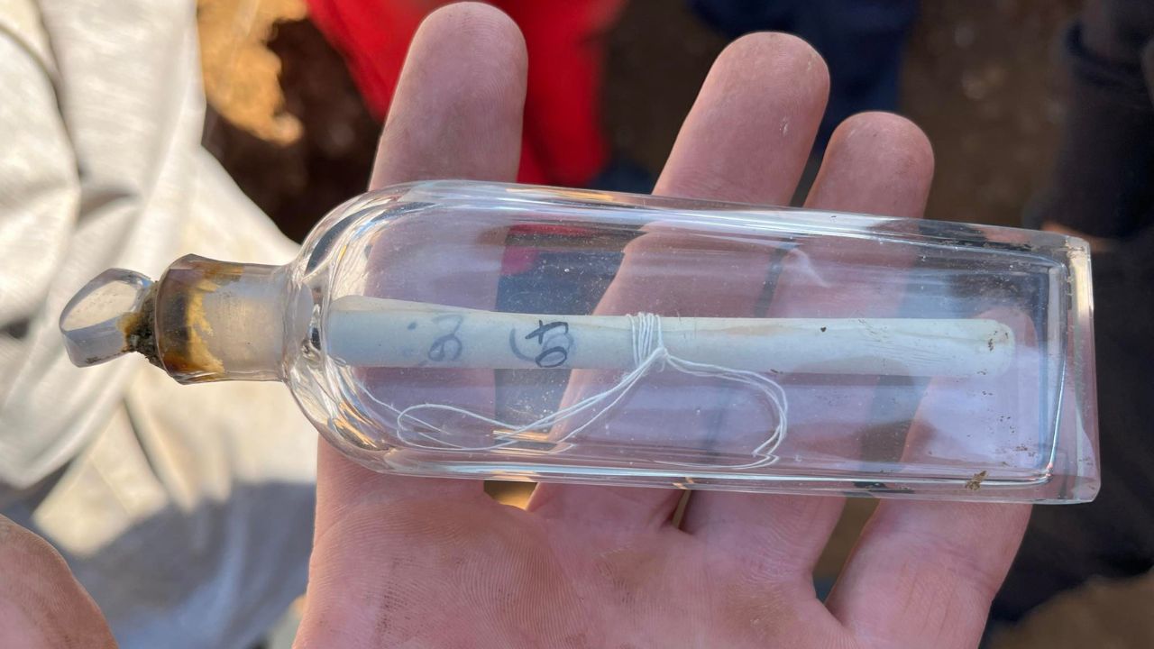 Garrafa com mensagem de 200 anos é encontrada em escavação na França