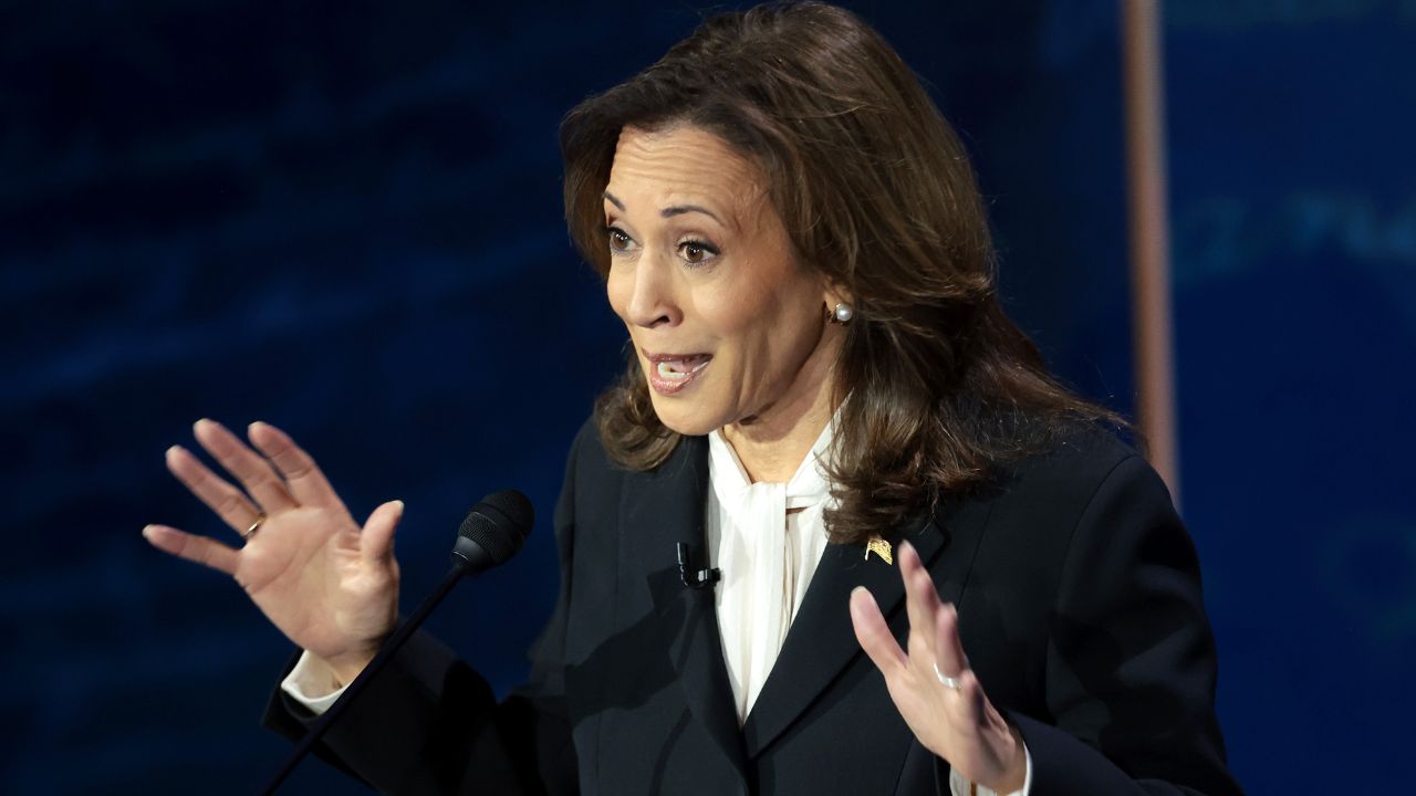 Teoria da conspiração acusa Kamala de ter usado ‘brinco disfarçado de escuta’ em debate