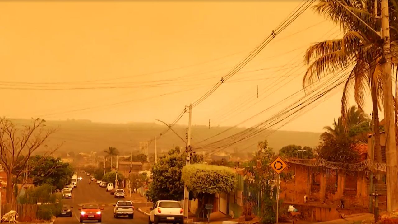 Cidade em Goiás amanhece com o céu laranja devido poluição