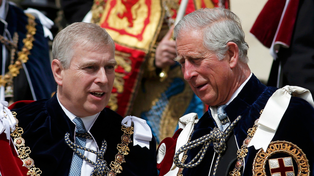 Conflito entre rei Charles e príncipe Andrew divide a família real britânica