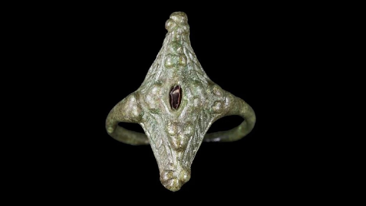 Antigo anel picto é descoberto após 1.000 anos enterrado