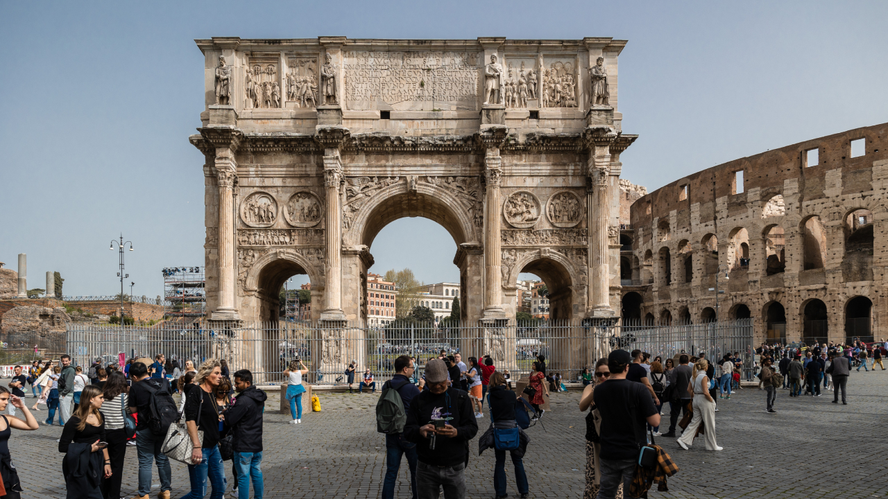 Tempestade com raios danifica Arco de Constantino em Roma